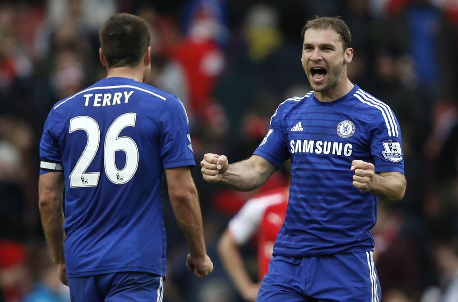Il capitano del Chelsea John Terry e il compagno Branislav Ivanovic esultano dopo lo 0-0 con l&#39;Arsenal: per il Chelsea il titolo  sempre pi vicino. Afp